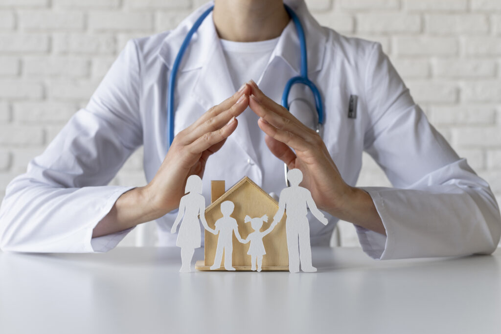 feche-o-medico-com-o-estetoscopio-1024x683 Plano de Saúde nos EUA: Custos, Cobertura e Opções para Brasileiros em 2025