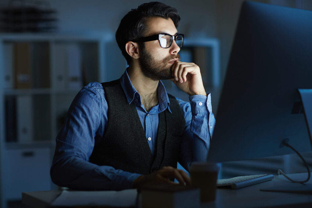 homem-trabalhando-a-noite-1024x683 Mercado de Trabalho nos EUA em 2025: Áreas que Mais Contratam Brasileiros